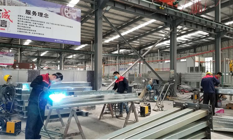 工人正在焊接候車亭圖片 工人正在焊接候車亭圖片